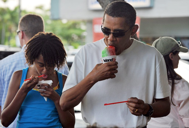 Tổng thống Obama và con gái Malia đang thưởng thức những cây kem mát lạnh bên ngoài cửa hàng Island Snow ở Kailua, HI vào tháng 1/2010.