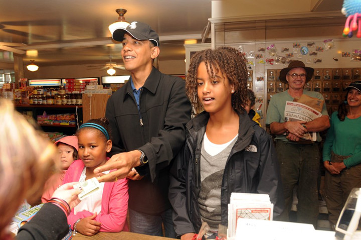 Vào tháng 8/2009, các cô con gái đã được bố mua cho snack khi họ ghé thăm cửa hàng Alley’s General ở West Tisbury, MA.