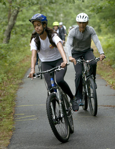Gia đình Obama cùng nhau đạp xe trong kì nghỉ tới Martha’s Vineyard vào tháng 8/2015.