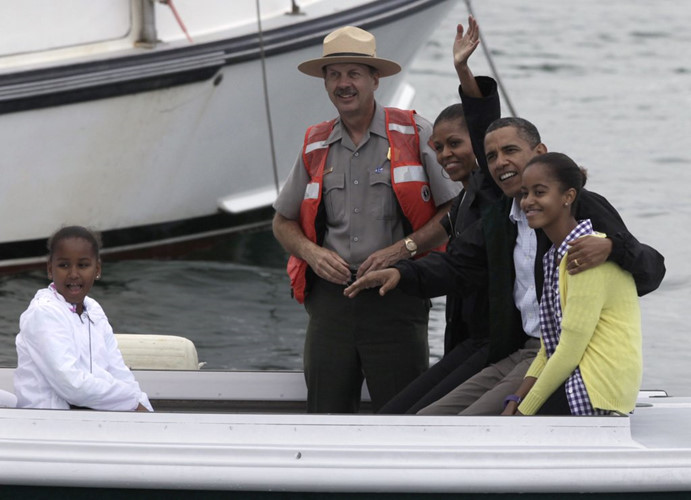 Phu nhân Michelle đang vẫy tay người chụp ảnh khi gia đình Tổng thống có chuyến du lịch tới vịnh Frenchman ở Bar Harbor, ME vào tháng 1/2010.