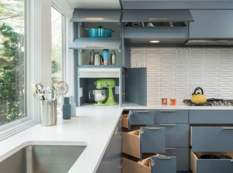 Tận dụng không gian trống một cách khôn ngoan. Mỗi mét vuông trong căn bếp nhỏ không nên bỏ qua. Sử dụng không gian trống để sắp xếp kệ một cách hiệu quả và thiết thực, giúp bạn lưu trữ nhiều hơn.