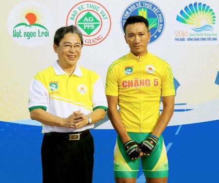 Tay đua Nguyễn Thành Tâm nhận chiếc áo vàng trước giờ xuất phát chặng 6.