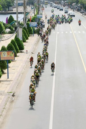 Các tay đua tranh tài đoạn Thị trấn Hòa Bình (Hòa Bình, Bạc Liêu).