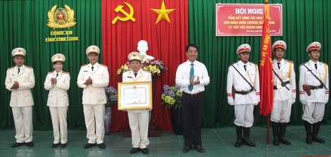 Phòng Cảnh sát kinh tế- Công an Vĩnh Long vinh dự đón nhận Huân chương Chiến công hạng nhì.