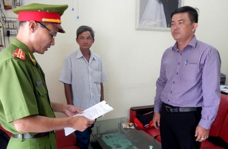 Điều tra viên Cảnh sát kinh tế Công an Vĩnh Long thi hành lệnh bắt đối tượng tham ô tài sản ở Phòng Công thương huyện Tam Bình.Ảnh: Thiên Lý (CAVL)