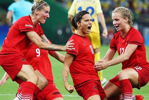 Đồng đội chia vui cùng Dzenifer Marozsan (số 10) sau khi cô ghi bàn vào lưới Thụy Điển