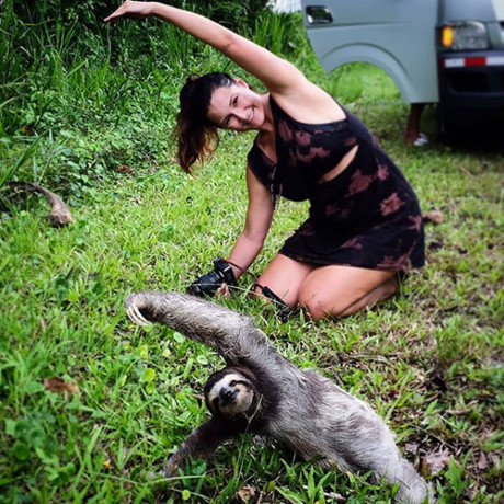 Có lẽ đối với con vật này, không còn gì tuyệt vời hơn khi được tập Yoga cùng một người phụ nữ xinh đẹp.(ảnh: Bored Panda).