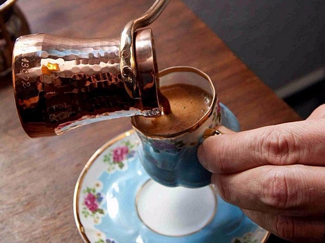 Cà phê Türk Kahvesi ở Thổ Nhĩ Kỳ: Cà phê được pha bằng một dụng cụ bằng đồng đặc biệt gọi là cezve. Đặc biệt, với cách pha này, người ta không lọc bã cà phê mà để bã tự lắng xuống. (ảnh: Wikimedia).