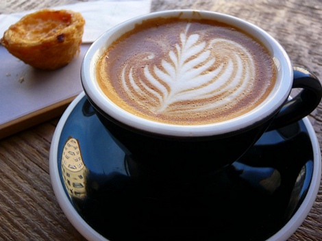Cà phê Flat White ở Australia: Loại cà phê này tương tự như cách làm một ly latte nhưng với kích cỡ nhỏ hơn. Để làm một tách này bạn cần một shot espresso và phun bọt sữa lên trên. (ảnh: Flick/Jessica Spengler). 