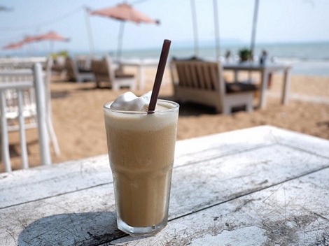 Cà phê Frappé ở Hy Lạp: Đây là đồ uống do một đại diện của hãng Nescafé tạo ra năm 1957. Loại cà phê này khá phổ biến vào mùa hè ở Hy Lạp, bao gồm cà phê hòa tan và lớp bọt sữa ở bên trên. (ảnh: Shutterstock).
