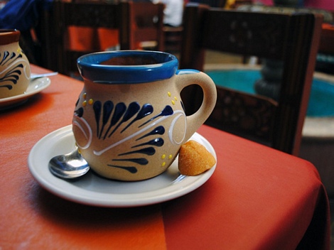 Cà phê Café de Olla của Mexico: Cà phê truyền thống Mexico được pha cùng với thanh quế và đường mía chưa tinh chế, sau đó được rót vào một chiếc cốc bằng đất sét. Người dân Mexico tin rằng cốc đất sét sẽ làm nổi bật hương vị cà phê hơn. (ảnh: Wikimedia).