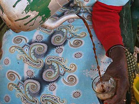 Cà phê Touba ở Senegal: Hạt cà phê được rang cùng với hạt tiêu Guinea và thảo mộc, sau đó được pha và lọc trực tiếp từ bình. (ảnh: Getty).