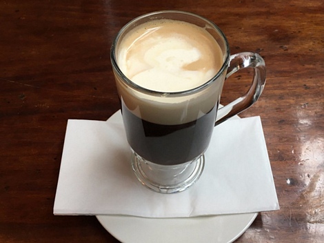 Cà phê Irish ở Ireland là một hỗn hợp bao gồm cà phê nóng, whisky Ailen, và đường, cùng với một lớp kem dày bên trên. (ảnh: Flickr/Marco Verch). 