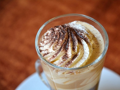 Cà phê Wiener Melange ở Áo: Tương tự như cappuccino, thức uống này bao gồm espresso ở dưới cốc, ở trên phủ lớp sữa, bọt sữa, đôi khi có cả kem và bột ca cao. (ảnh: Shutterstock). 