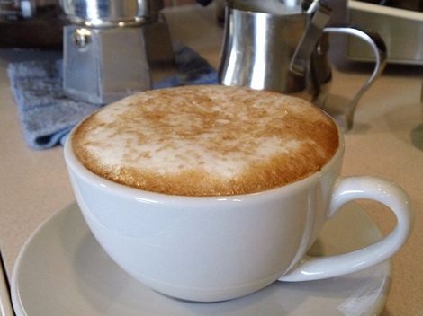 Café au lait ở Pháp: Người Pháp thường thích khởi đầu ngày mới bằng ly cà phê hòa cùng với sữa nóng với tỷ lệ bằng nhau. Cà phê thường được rót trong một chiếc cốc lớn để có thể nhúng bánh croissant. (ảnh: Flickr/Christopher Cornelius).