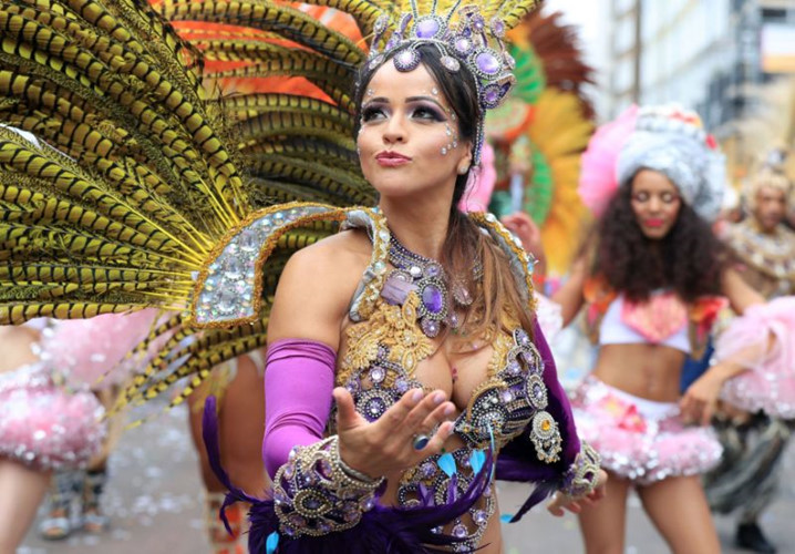 Notting Hill Carnival đầu tiên bắt đầu từ năm 1964 trên các con phố của khu vực Notting Hill, phía tây thủ đô London. (ảnh: AP).
