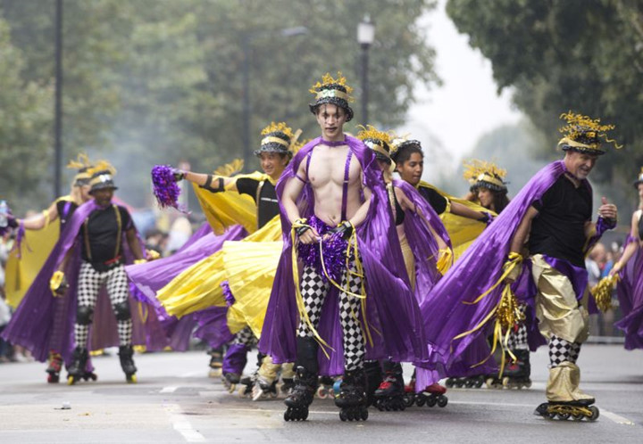 Người dân Anh trong những bộ quần áo hóa trang nhiều màu sắc diễu hành trên các con phố là chương trình không thể thiếu của Notting Hill Carnival. (ảnh: AP).