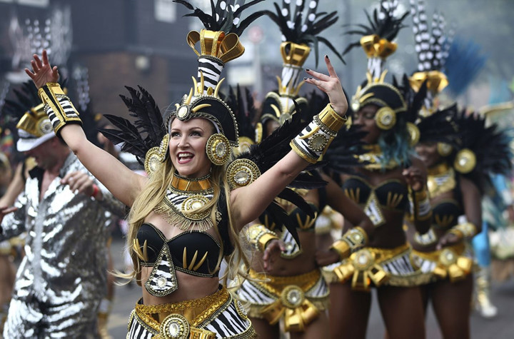 Những mỹ nữ Anh khoe cơ thể tràn đầy sức sống diễu hành trong lễ hội.(ảnh: Reuters).