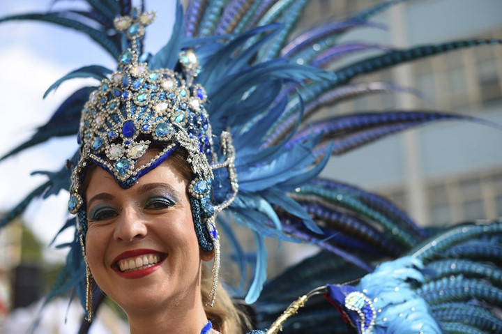 Nụ cười tươi rói của một mỹ nữ Anh tham gia lễ hội. (ảnh: Getty).