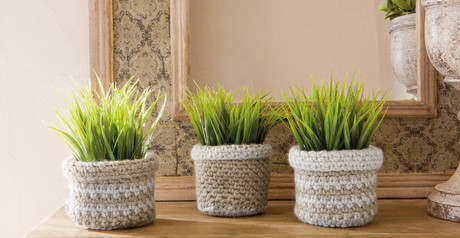 Chậu trồng hoa dệt kim tạo sự thoải mái và ấm áp cho căn phòng.