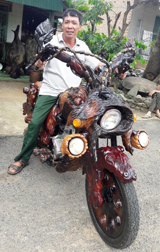 Chiếc mô tô bằng gỗ độc đáo được chế tạo từ cỗ máy 175 phân khối dựa trên ý tưởng của một ông chủ cơ sở đá gỗ mỹ nghệ tại tỉnh Lâm Đồng