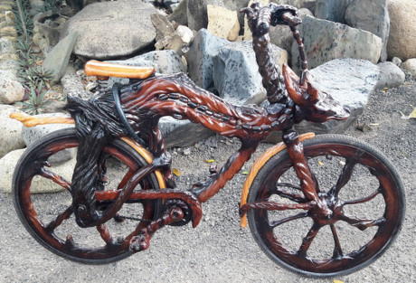 Ngoài chiếc xe gắn máy, chủ nhân còn chế tạo thêm chiếc xe đạp cũng hoàn toàn bằng gỗ sao và gỗ trai độc đáo