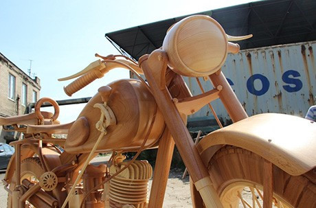 Chiếc xe máy gỗ này được ra đời với một lý do hết sức hài hước, đó là sự nhàn rỗi của một người thợ mộc