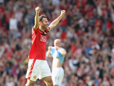 Ryan Giggs chơi tuyệt hay và lập hat-trick kiến tạo trong chiến thắng kịch 4-3 của MU trước Man City năm 2009.