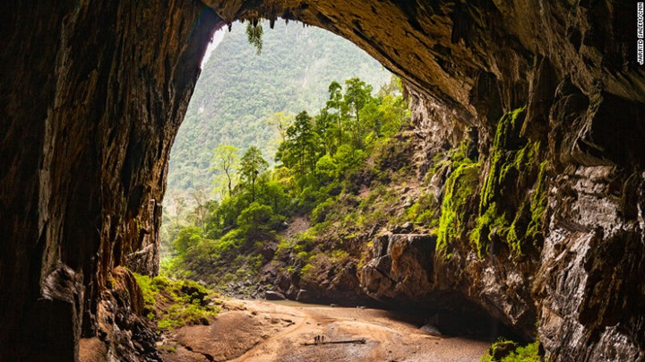 Khung cảnh ngoạn mục của hang Én, hang động rộng thứ 3 trên thế giới, cao hơn 120 mét và rộng hơn 140 mét.