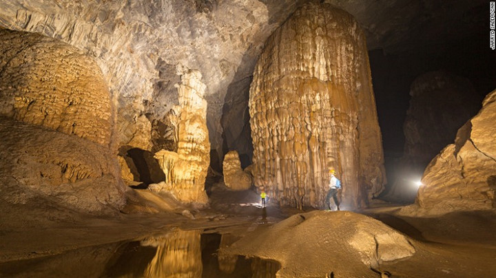 Những khối nhũ đá khổng lồ bên trong hang Sơn Đoòng.