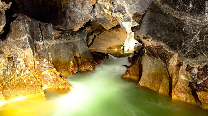 Sông Rào Thương chảy bên trong hang Sơn Đoòng. Mùa mưa lũ, nước sông dâng cao khiến những kế hoạch thám hiểm hang động phải phá sản.