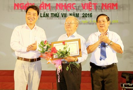 Phó Chủ tịch UBND tỉnh- Lữ Quang Ngời trao bằng khen và ông Hứa Văn Chiến- Chủ tịch Hội VHNT tỉnh tặng hoa cho nhạc sĩ Xuân Điền.