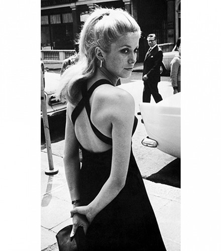 Catherine Deneuve là biểu tượng của sự quyến rũ những năm 60. Cô trở thành biểu tượng thời trang của thế giới sau khi đóng vai chính trong bộ phim Belle de Jour năm 1967.