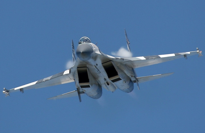 Su-27 có chiều dài 21,9m, sải cánh 14,7m và chiều cao 5,92m. Chiến đấu cơ này có thể mang theo tối đa 14 tấn vũ khí.