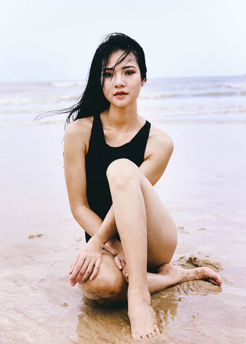 Chính sự can thiệp ít nhất của kỹ thuật photoshop trên làn da và gương mặt, lại giúp Trần Thị Quỳnh khoe được vẻ đẹp tự nhiên, hết sức thanh lịch của mình ngay cả khi cô gợi cảm ở trước biển. 