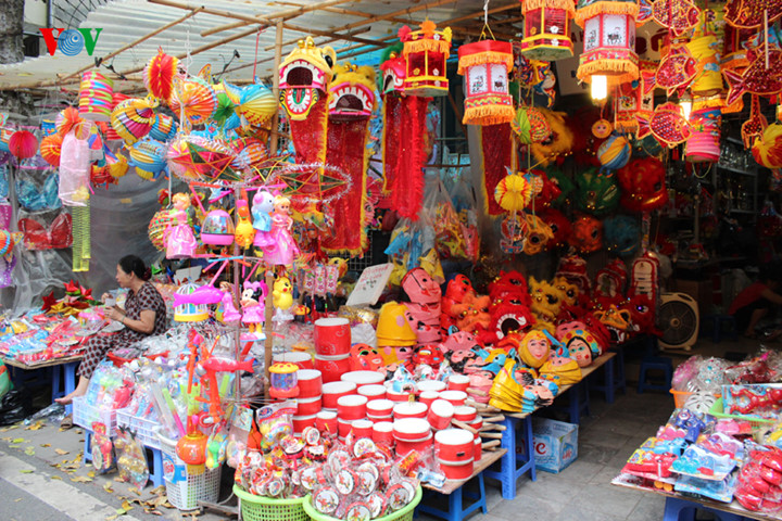 Mùa trung thu năm nay, các tuyến phố bán đồ chơi nổi tiếng ở Hà Nội như Hàng Mã, Lương Văn Can, Hàng Lược lại trở nên nhộn nhịp và rực rỡ sắc màu.