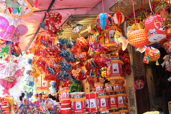 Dễ thấy một điều nổi bật là các mặt hàng đồ chơi trung thu truyền thống do Việt Nam sản xuất chiếm ưu thế trong hầu hết các cửa hàng.