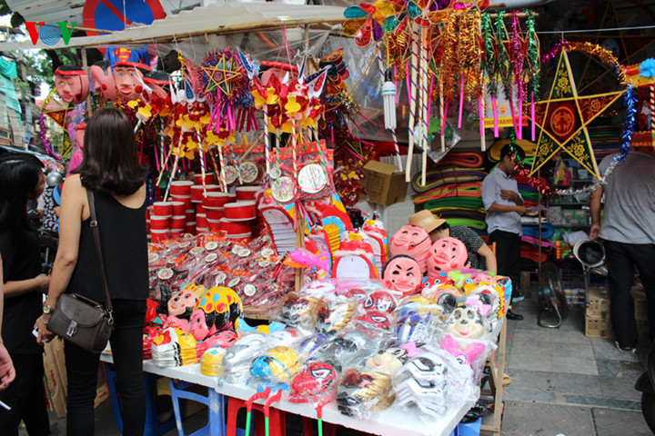 Người tiêu dùng lựa chọn hàng Việt Nam với lý do phổ biến là lo sợ những ảnh hưởng về sức khỏe và tính chất bạo lực của đồ chơi Trung Quốc. Bên cạnh đó, các mặt hàng đồ chơi trung thu truyền thống mang tính nhân văn và gần gũi với người Việt Nam hơn.