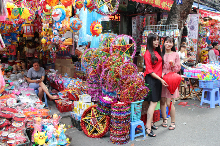 Mâm cỗ trung thu với nhiều loại hoa quả của Việt Nam cũng được bày bán.