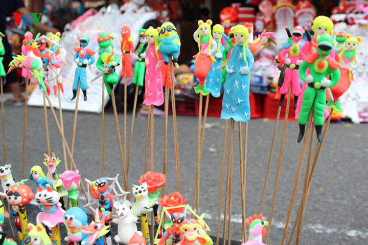 Một chủ cửa hàng cho biết, bên cạnh đồ chơi Việt Nam thì cũng có những phụ huynh vẫn lựa chọn đồ chơi Trung Quốc cho con em bởi mẫu mã và màu sắc bắt mắt.