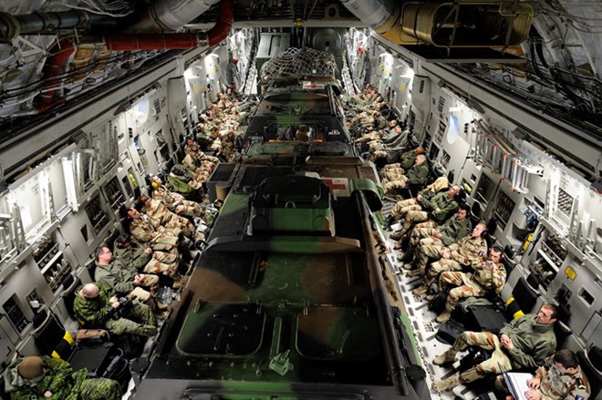 Boeing C-17 có khả năng mang đến 78 tấn hàng hóa hoặc 102 lính dù.