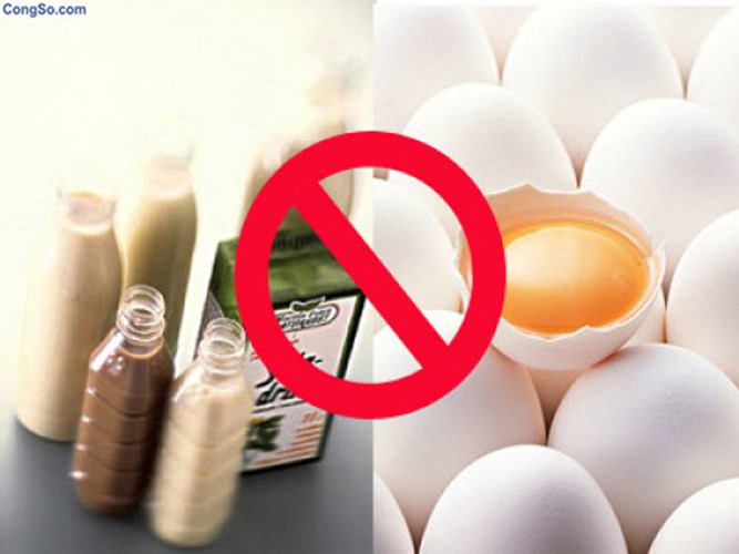 Sữa đậu nành và trứng gà: Sữa này có men protidaza kiềm chế các protein trong trứng gà, cản trở tiêu hóa, gây khó tiêu, đầy bụng.