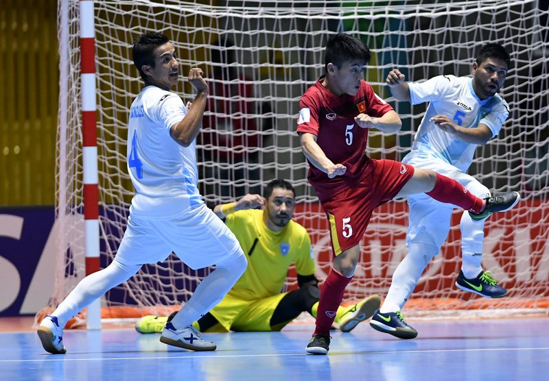 Pha tranh bóng trong trận Việt Nam (áo đỏ) thắng Guatemala 4-2.