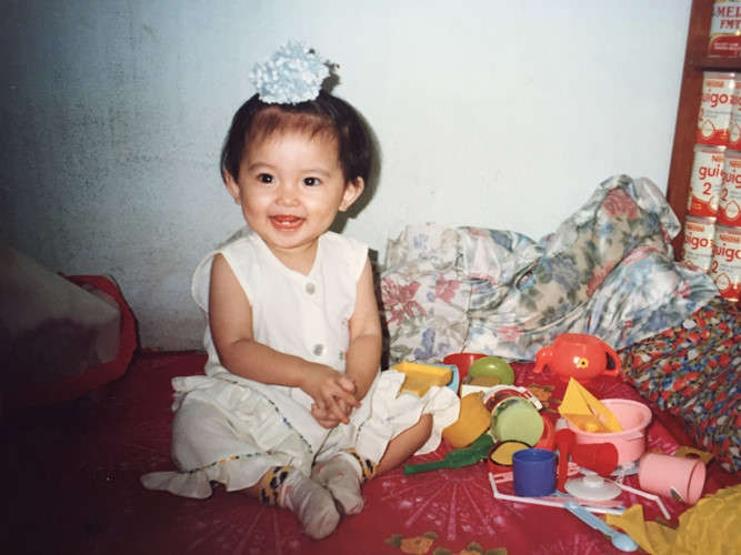 Ngay từ bé, Thùy Dung đã sở hữu khuôn miệng rộng và nụ cười tươi sáng.