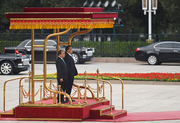 Đúng 17h chiều 12/9, lễ đón chính thức Thủ tướng Nguyễn Xuân Phúc và đoàn đại biểu cấp cao Việt Nam đã được tổ chức trang trọng tại Đại Lễ đường Nhân dân ở thủ đô Bắc Kinh, Trung Quốc do Thủ tướng Quốc vụ viện Trung Quốc Lý Khắc Cường chủ trì.