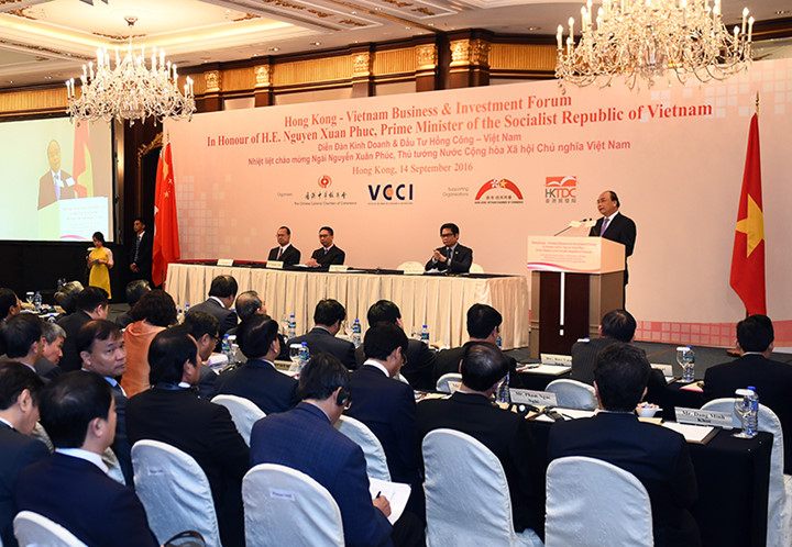 Chiều 14/9, Thủ tướng đã tới dự và phát biểu tại Diễn đàn Kinh doanh và Đầu tư Việt Nam – Hong Kong. Đây là diễn đàn do Phòng Thương mại và Công nghiệp Việt Nam phối hợp với Phòng Thương mại Trung Quốc tại Hong Kong và Phòng Thương mại Hong Kong – Việt Nam phối hợp tổ chức.