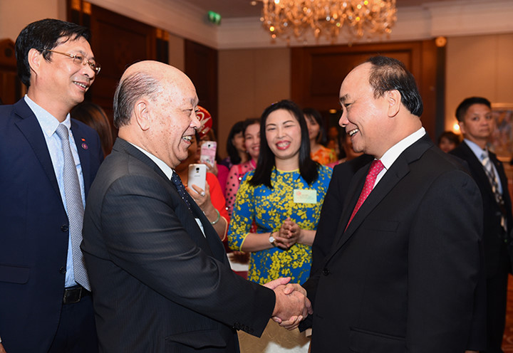Thủ tướng Nguyễn Xuân Phúc cũng đã có cuộc gặp thân mật với cán bộ nhân viên Tổng Lãnh sự quán và đại diện cộng đồng người Việt Nam đang sinh sống, làm việc và học tập tại Hong Kong và Macau.