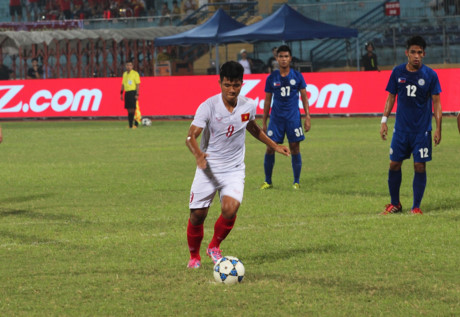 Cuộc đọ sức giữa U19 Việt Nam và U19 Philippines quyết liệt ngay từ những phút đầu. U19 Việt Nam vượt lên dẫn trước ngay phút thứ 9, nhờ pha đá penalty thành công của Đức Chinh.