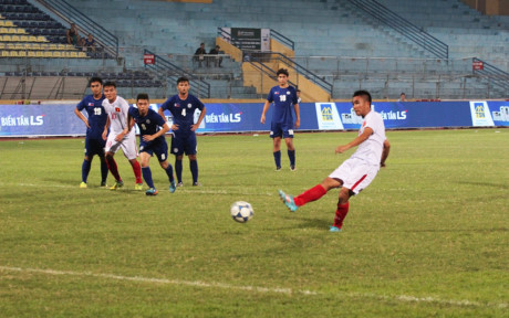 Trên chấm 11 mét, Trần Thành dễ dàng nâng tỷ số lên 3-2 cho U19 Việt Nam.