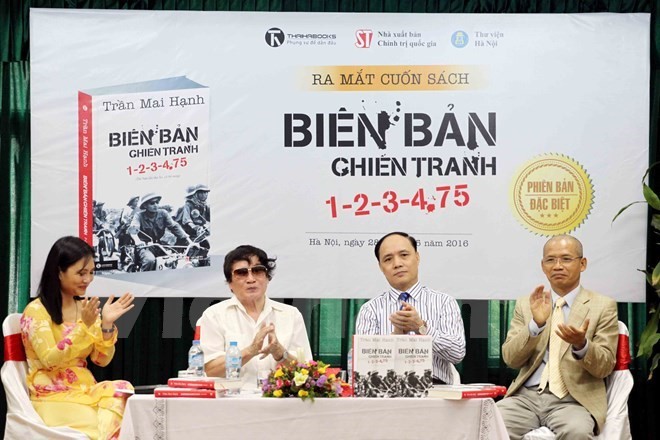 Tác giả Trần Mai Hạnh (thứ 2 từ trái sang) trong buổi ra mắt phiên bản đặc biệt của tiểu thuyết tư liệu lịch sử “Biên bản chiến tranh 1-2-3-4.75”. (Ảnh: Doãn Đức/Vietnam+)